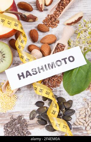 Nutrienti ingredienti sani o prodotti con iscrizione hashimoto. Problemi con il concetto di tiroide Foto Stock