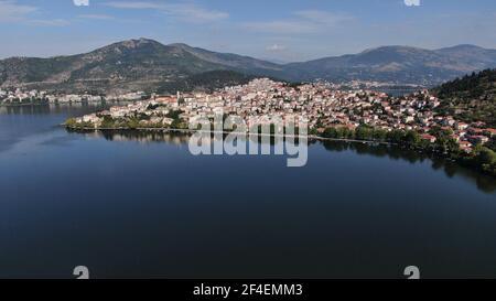 Kastoria città sul lago Orestiada, vista aerea drone, Macedonia, Grecia Foto Stock