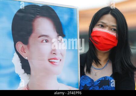 Taipei, Taiwan. 21 Mar 2021. Un dimostratore birmano che ha in mano un ritratto di Aung San Suu Kyi visto durante un'assemblea che commemora le morti in arresti militari in Myanmar e protestando contro le uccisioni e i colpi di stato in corso, a Piazza della libertà a Taipei, Taiwan, il 21 marzo 2021. Credit: ZUMA Press, Inc./Alamy Live News Foto Stock