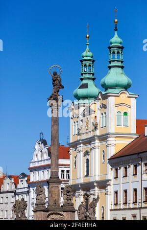 Hradec Kralove, chiesa barocca sulla piazza principale della Repubblica Ceca Foto Stock