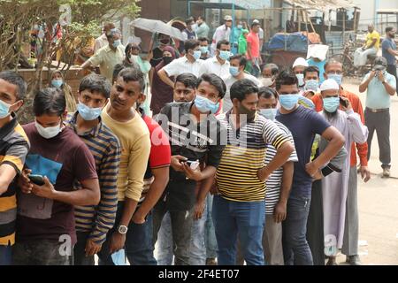 Dhaka, Dhaka, Bangladesh. 21 Mar 2021. Marzo, 21, 2021 persone aspettano di fronte ad un ospedale per essere testato per il coronavirus COVID-19 in mezzo al coronavirus diffuso a Dhaka, Bangladesh Credit: Harun-or-Rashid/ZUMA Wire/Alamy Live News Foto Stock