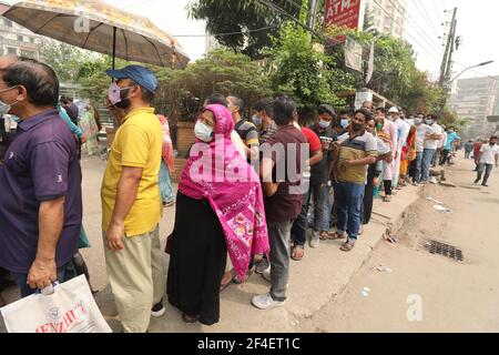 Dhaka, Dhaka, Bangladesh. 21 Mar 2021. Marzo, 21, 2021 persone aspettano di fronte ad un ospedale per essere testato per il coronavirus COVID-19 in mezzo al coronavirus diffuso a Dhaka, Bangladesh Credit: Harun-or-Rashid/ZUMA Wire/Alamy Live News Foto Stock