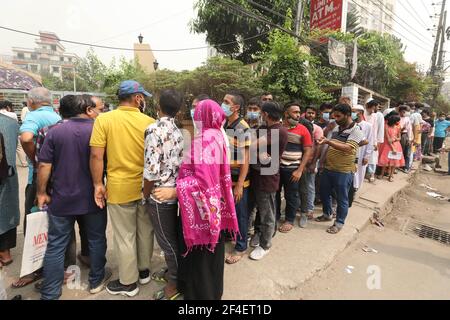 Dhaka, Dhaka, Bangladesh. 21 Mar 2021. Marzo, 21, 2021 persone aspettano di fronte ad un ospedale per essere testato per il coronavirus COVID-19 in mezzo al coronavirus diffuso a Dhaka, Bangladesh Credit: Harun-or-Rashid/ZUMA Wire/Alamy Live News Foto Stock