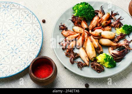 Calamari al forno ripieni di broccoli. Calamari grigliati con verdure. Frutti di mare Foto Stock