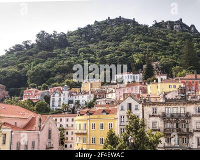 Sintra, Portogallo, vista dal Palazzo Nazionale al Castello di Moors Foto Stock