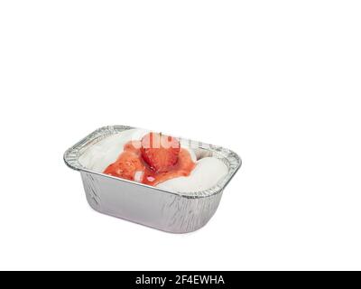 Strawberry cake, un primo piano di torta fatta in casa con la crema di fragole in una tazza di lamina di alluminio isolato su sfondo bianco. Foto Stock