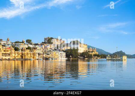 Scenario di Pichola riva lago nel palazzo della città, udaipur, rajasthan, india Foto Stock