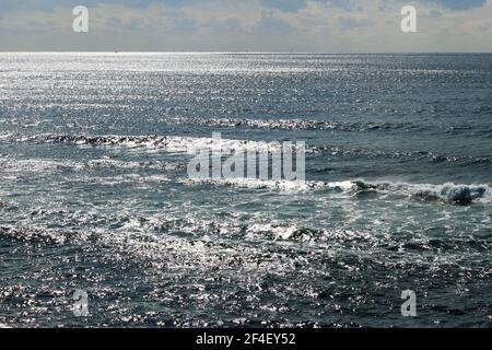 Fotografia per il materiale di sfondo del mare che luccica la luce solare Foto Stock