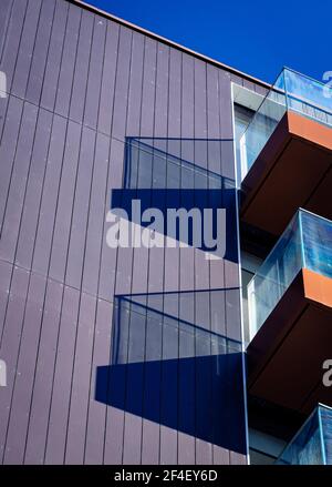 Dettagli di balconi e ombre in un isolato residenziale Foto Stock