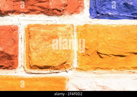 Muro di pietra multicolore sfondo - disegno di materiale di costruzione dipinto a mano e texture Foto Stock