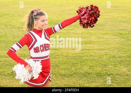 Una ragazza con un costume da cheerleader e un trucco a mezza faccia sotto  forma di scheletro celebra Halloween. Foto orizzontale Foto stock - Alamy