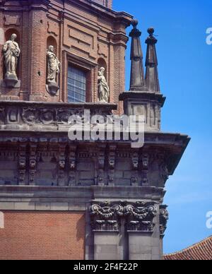 DETALLE DE LA CAPILLA DE SAN ISIDRO - EDIFICIO DE LADRILLO CON PILASTRAS MODILLONES Y BALAUSTRADA- SIGLO XVII AUTORE: TORRE PEDRO DE LA / VILLARREAL JOSE DE. LOCALITÀ: IGLESIA DE SAN ANDRES-CAPILLA SAN ISIDRO. MADRID. SPAGNA. Foto Stock