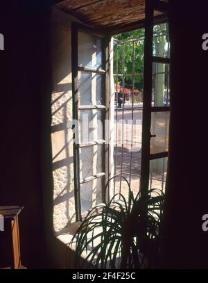 INTERNO-VENTANA ABIERTA CON REJA. POSIZIONE: CASA DEL GOBERNADOR. SAN ANTONIO-TEXAS. Foto Stock
