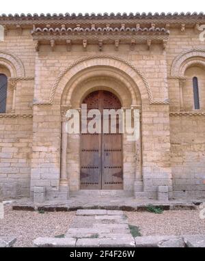 EXT - PORTADA LATERAL DE LA IGLESIA DE SAN MARTIN - S XI - ROMANICO ESPAÑOL - RESTAURADO EN 1904. LOCALITÀ: IGLESIA DE SAN MARTIN. FROMISTA. PALENCIA. SPAGNA. Foto Stock