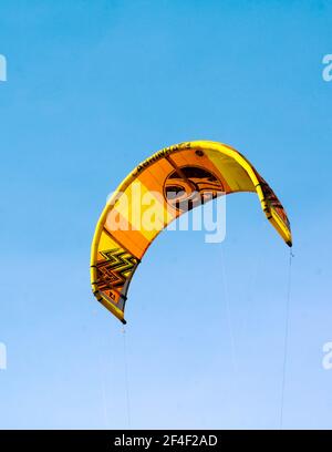 Una vela luminosa nel cielo per il kateboarding sulle onde. Attivo ed estremo sports.kiteboarding nel Golfo di riga nell'ottobre 2020 a Capo Kolka a la Foto Stock