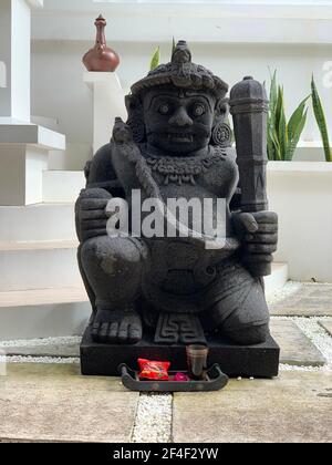 Una statua di gupala o guardia d'ingresso, in un caffè a Jogja, Giava, Indonesia. Foto Stock