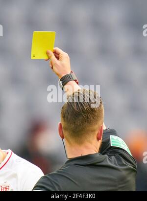 Monaco, Germania. 20 Marzo 2021. Arbitro Daniel SCHLAGER con fischio, gesti, spettacoli, orologio, azione individuale, Schiedsrichter, Hauptschiedsrichter, presenta la carta gialla, gelbe Karte, nella partita FC BAYERN MUENCHEN - VFB STUTTGART 4-0 1.Lega di calcio tedesca il 20 marzo 2021 a Monaco, Germania Stagione 2020/2021, giorno della partita 26, 1.Bundesliga, FCB, München, 26.Spieltag Credit: Peter Schatz/Alamy Live News Foto Stock