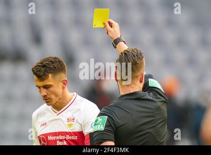 Monaco, Germania. 20 Marzo 2021. Arbitro Daniel SCHLAGER con fischio, gesti, spettacoli, orologio, azione individuale, Schiedsrichter, Hauptschiedsrichter, presenta la carta gialla, gelbe Karte, Marc-Oliver KEMPF, VFB 4 nella partita FC BAYERN MUENCHEN - VFB STUTTGART 4-0 1.Lega di calcio tedesca il 20 marzo 2021 a Monaco, stagione tedesca 2020/2021, giorno di incontro 26, 1.Bundesliga, FCB, München, 26.Spieltag Credit: Peter Schatz/Alamy Live News Foto Stock