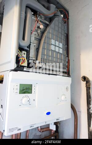 Caldaia a gas Combi realizzata da Worcester Bosch 28CDi senza frontale coperchio durante l'installazione utilizzato come fonte per il riscaldamento centralizzato e acqua calda Foto Stock