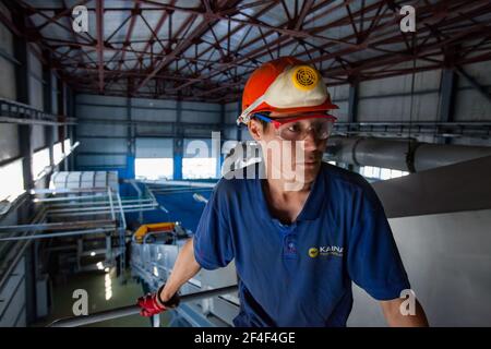 Taldykorgan, Kazakhstan - Giugno 06 2012: Impianto di riciclaggio degli accumulatori Kainar. Giovane operatore asiatico e linea di lavorazione. Foto Stock