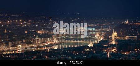 Panorama serale sulla città di Budapest. Sono incluse tutte le attrazioni della capitale ungherese Foto Stock