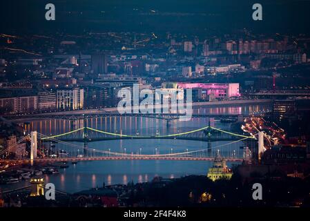 Panorama serale sulla città di Budapest. Sono incluse tutte le attrazioni della capitale ungherese Foto Stock