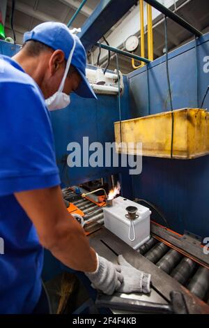 Taldykorgan, Kazakhstan - Giugno 06 2012: Impianto di riciclaggio degli accumulatori Kainar. Connettori (terminali) per batterie a piombo da fonderia Foto Stock