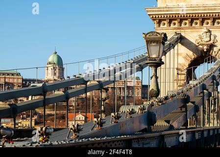 Il Ponte delle catene prima dell'inizio dei lavori di ristrutturazione. Il ponte più antico in Ungheria, che la famosa attrazione turistica arrugginito, in cattive condizioni ma rinnovando i Foto Stock