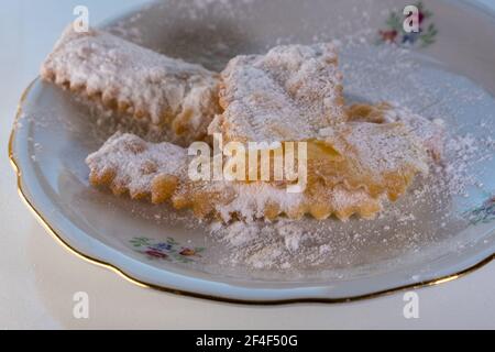 Chiacchiere, un tradizionale napoletana fritto pasticceria carnevale Foto Stock