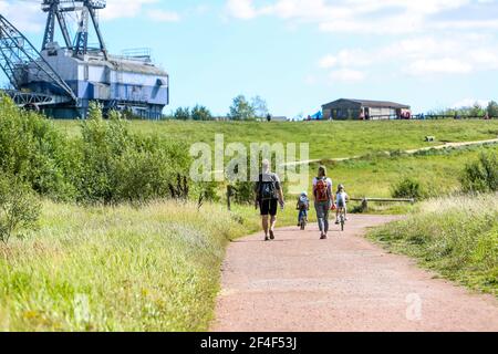 La famiglia cammina alla riserva naturale di St Aidan, Leeds, West Yorkshire, Inghilterra Foto Stock