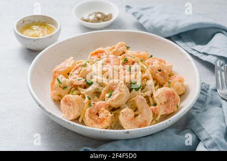 Spaghetti di pasta con salsa di bechamel ai gamberi alla griglia. Spaghetti con crema di pesce. Foto Stock