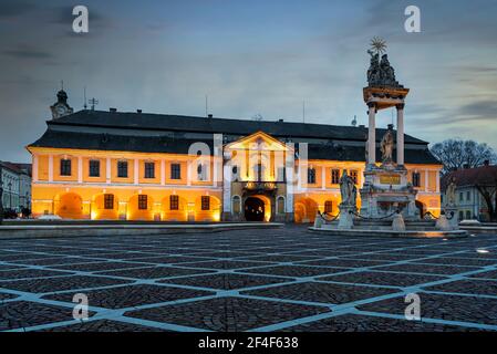 Municipio di Esztergom Ungheria. Fantastica foto serale in piazza Szechenyi. Esztergom è una città storica al confine tra Slovacchia e Ungheria Foto Stock