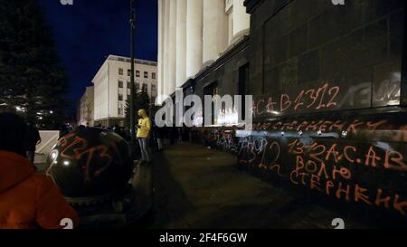 Kiev, Ucraina. 20 Marzo 2021. KIEV, UCRAINA - 20 MARZO 2021 - graffiti copre le pareti dell'Ufficio del Presidente dopo il non sentire? Vedrai! rally tenuto il compleanno di ex leader del settore di destra in Odesa Regione Serhii Sternenko, Kiev, capitale dell'Ucraina. Credit: Ukrinform/Alamy Live News Foto Stock