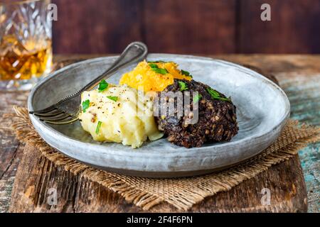 Haggis, neeps e taties (haggis con rape e patate) - piatto tradizionale scozzese per la notte dei Burns Foto Stock