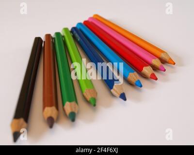 Mal so richtig kreativ sein und mit Buntstiften tolle Bilder malen. - sia realmente creativo e disegni le immagini grandi con matite colorate. Foto Stock