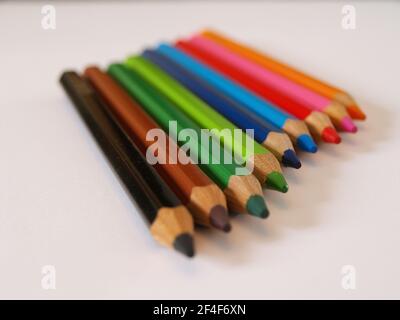 Mal so richtig kreativ sein und mit Buntstiften tolle Bilder malen. - sia realmente creativo e disegni le immagini grandi con matite colorate. Foto Stock