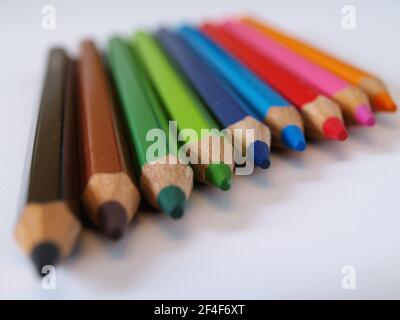 Mal so richtig kreativ sein und mit Buntstiften tolle Bilder malen. - sia realmente creativo e disegni le immagini grandi con matite colorate. Foto Stock
