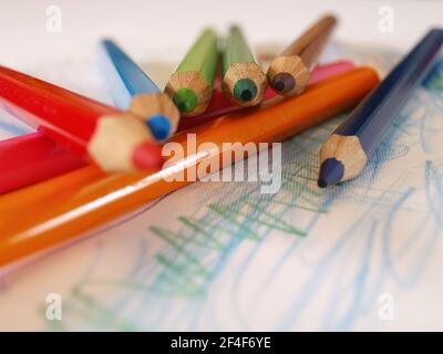 Mal so richtig kreativ sein und mit Buntstiften tolle Bilder malen. - sia realmente creativo e disegni le immagini grandi con matite colorate. Foto Stock