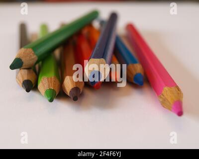 Mal so richtig kreativ sein und mit Buntstiften tolle Bilder malen. - sia realmente creativo e disegni le immagini grandi con matite colorate. Foto Stock
