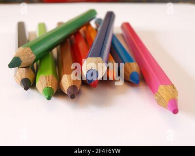 Mal so richtig kreativ sein und mit Buntstiften tolle Bilder malen. - sia realmente creativo e disegni le immagini grandi con matite colorate. Foto Stock