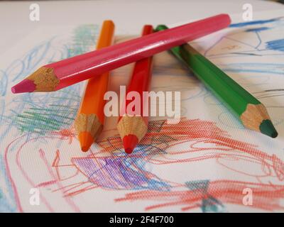 Mal so richtig kreativ sein und mit Buntstiften tolle Bilder malen. - sia realmente creativo e disegni le immagini grandi con matite colorate. Foto Stock