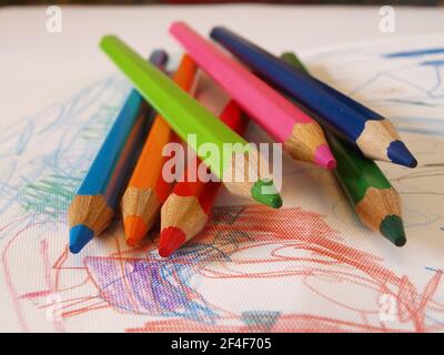 Mal so richtig kreativ sein und mit Buntstiften tolle Bilder malen. - sia realmente creativo e disegni le immagini grandi con matite colorate. Foto Stock