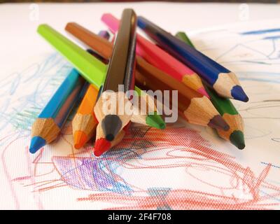 Mal so richtig kreativ sein und mit Buntstiften tolle Bilder malen. - sia realmente creativo e disegni le immagini grandi con matite colorate. Foto Stock