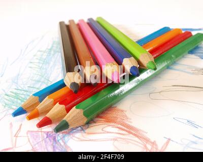 Mal so richtig kreativ sein und mit Buntstiften tolle Bilder malen. - sia realmente creativo e disegni le immagini grandi con matite colorate. Foto Stock