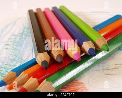 Mal so richtig kreativ sein und mit Buntstiften tolle Bilder malen. - sia realmente creativo e disegni le immagini grandi con matite colorate. Foto Stock