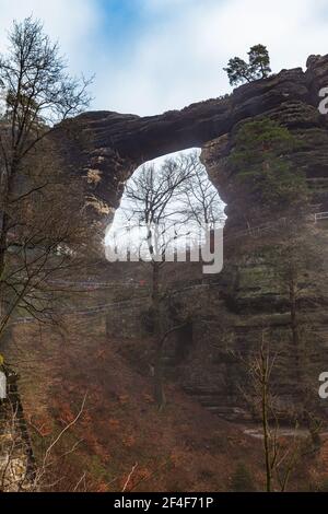 Vista ravvicinata di Pravčická brána (porta di Prebischtor), il più grande arco di arenaria naturale d'Europa, in una giornata limpida d'inverno, in Boemia Svizzera Natio Foto Stock