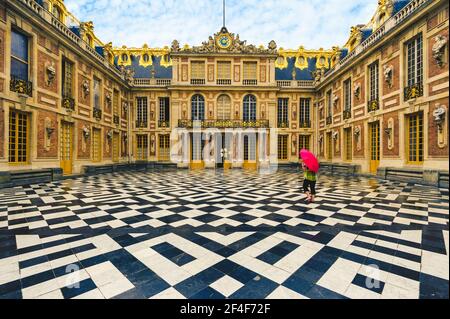 18 giugno 2015: Corte di marmo e facciate del primo castello nella Reggia di Versailles, Parigi, Francia. Fu abbellito da Louis le Vau nel 1661 al 166 Foto Stock