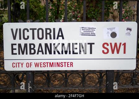 Victoria Embankment SW1 cartello stradale con adesivi in occasione di una protesta contro il blocco COVID 19 a Westminster, Londra, Regno Unito Foto Stock