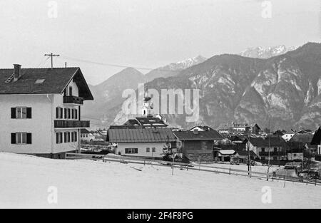 Immagine archivistica monocromatica di Gotzens in Tirolo, Austria durante l'inverno 1972. Immagine scansionata da pellicola negativa e leggermente granulosa che gli dà un punto Foto Stock