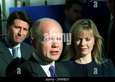 Il leader del partito conservatore William Hague ha annunciato drammaticamente che doveva Esci come leader Tory dopo la pesante sconfitta elettorale del suo partito Al di fuori dell'ufficio centrale con la moglie Fifon Hague Foto Stock